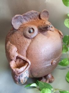 狸大型 滋賀・信楽駅のシンボル「大たぬき」 実はコンクリート製で21匹兄弟の